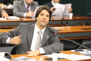 Projeto que permite pagar dÃ­vida com serviÃ§o de saÃºde Ã© aprovado em ComissÃ£o