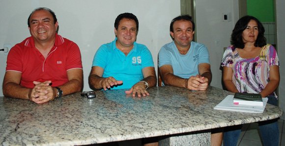 TrÃªs Macacos encabulados. O que serÃ¡ que Jane Maia tÃ¡ pensando?