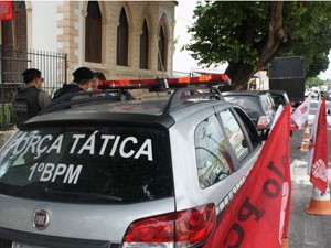 policia-militar-greve-tre PolÃcia é chamada ao Fórum Eleitoral em protesto de grevistas do TRE