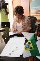 rosalba assinando documento primeiro dia
