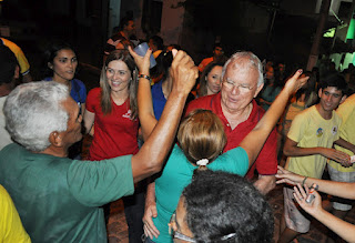 Com chuva e tudo MaurÃ­cio e Lucinha arrastam uma multidÃ£o em Pium