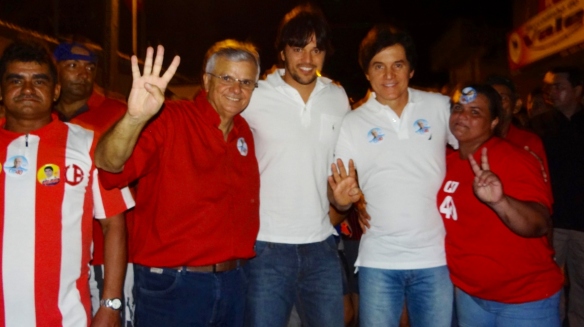 Nova Cruz Multidão de Nova Cruz caminha com Fábio e Robinson Faria ao lado de Cid Arruda