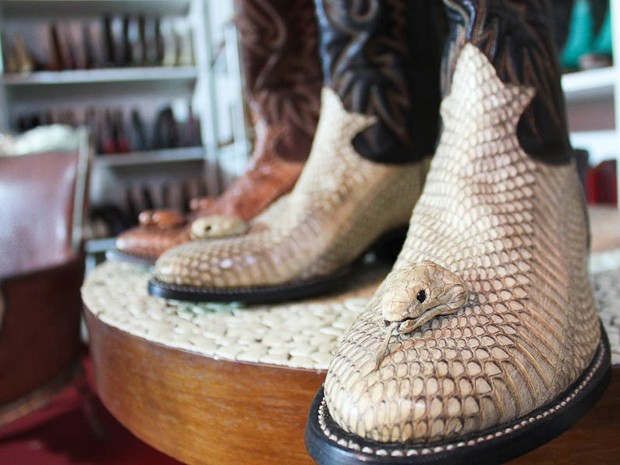 bota dois Botas exóticas têm diamantes e custam até R$ 55 mil em Barretos