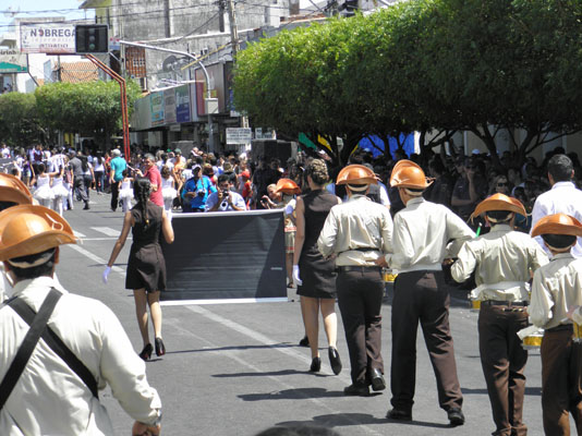 PolÃ­cia Militar encerra desfile cÃ­vico em CaicÃ³; escolas lembraram Luiz Gonzaga