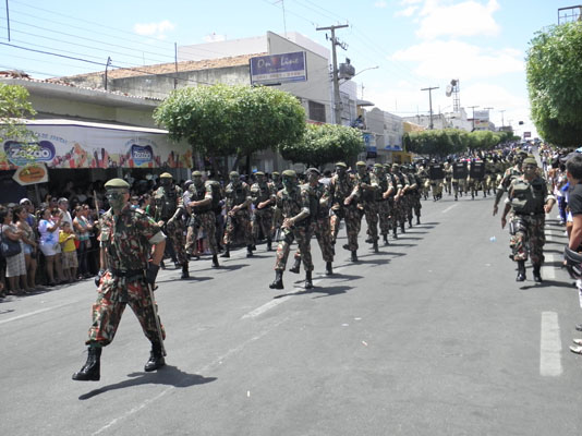 PolÃ­cia Militar encerra desfile cÃ­vico em CaicÃ³; escolas lembraram Luiz Gonzaga