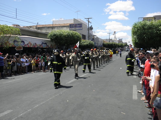 PolÃ­cia Militar encerra desfile cÃ­vico em CaicÃ³; escolas lembraram Luiz Gonzaga