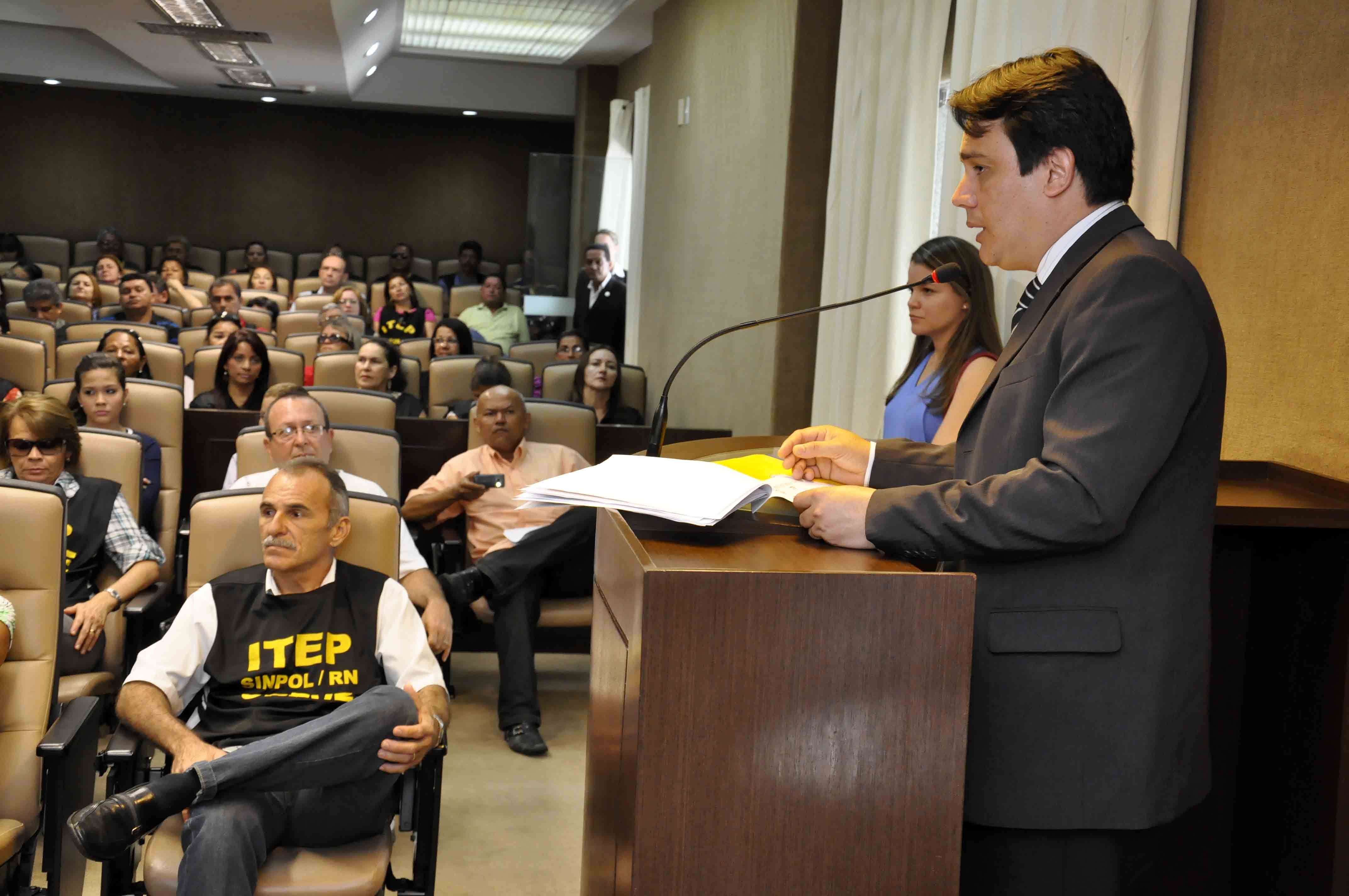 Nova imagem Servidores do Itep debate problemas do orgão que está em greve há 11 dias