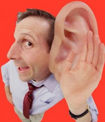 homem-orelhao-ouvindo
