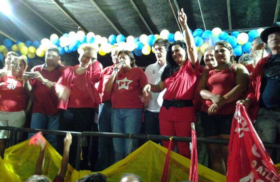wilma com cid Robinson, Wilma e Fátima no palanque de Cid Arruda ontem em Nova Cruz