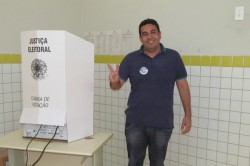 _HUGO11-voto (2) Acompanhado do seu vice, Hugo votou no CEJA Ã s 11hs