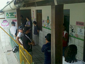 fila-secao34_1 Urna trava em seção no Recife e eleitores aguardam para votar