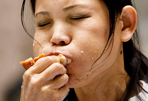 fotos-pessoas-comendo-04 Comer demais já mata mais do que fome no mundo