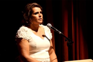 claudia-Regina-discurso-foto-cezar-alves-300x202