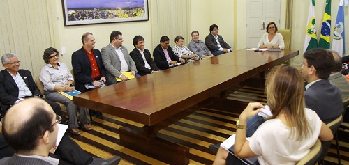 Cláudia reuniu sua equipe de secretários no Palácio da Resistência