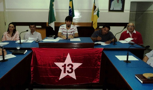 Vereador Odon Júnior (centro) não consegue notou a tentativa de empolgar