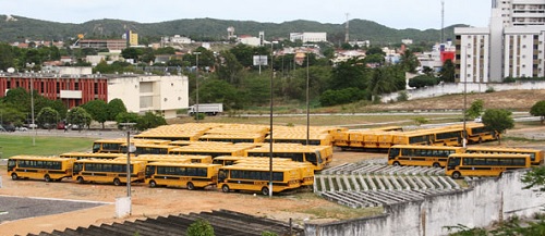 No detalhe: ônibus doados pelo governo do estado