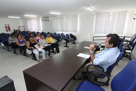 07/03/2013 ? Reunião para firmar convênios entre a prefeitura e ONGs que prestam serviços para a comunidade ? Prefeito Carlos Eduardo e a Presidente da ADOTE Francisca Soares de Souza, durante a reunião - Foto: Alex Régis/ SECOM