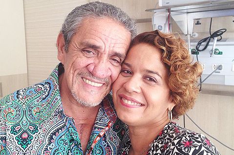 Zé Ramalho e sua esposa Roberta saindo do Hospital Samaritano