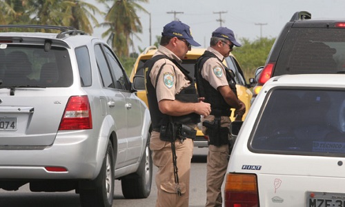 homens. Policiais rodoviários federais prenderam 21 motoristas que estavam dirigindo embriagados