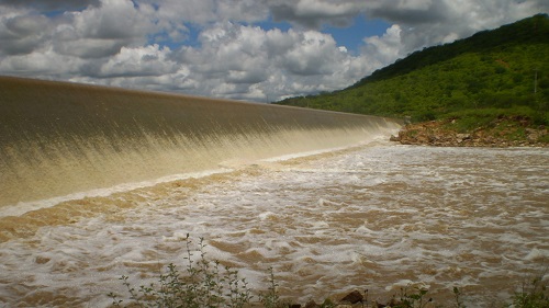 Sangria da barragem Dinamarca, em Serra Negra do Norte