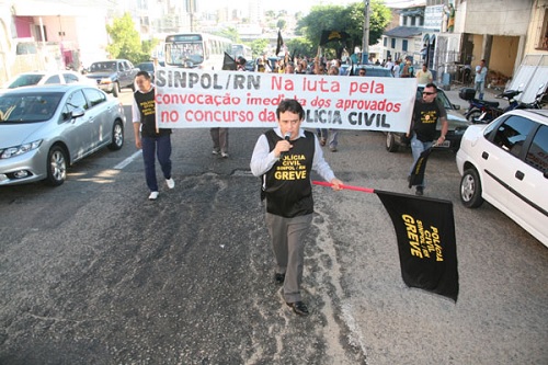 Policiais ocuparam as ruas para chamar a atenção do Governo - Foto: Edu Barboza