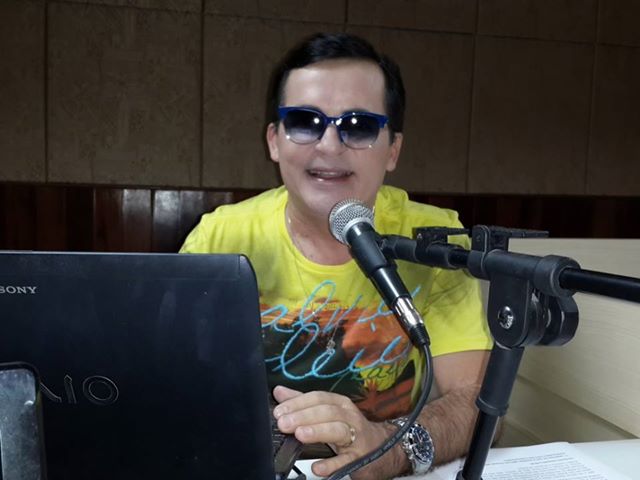 robson de oculos azuis