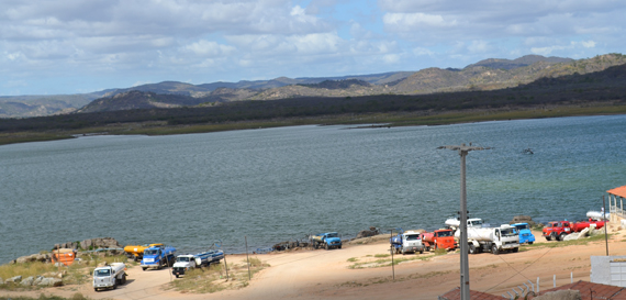 carros-pipa_no_acude_boqueirao_-_2013