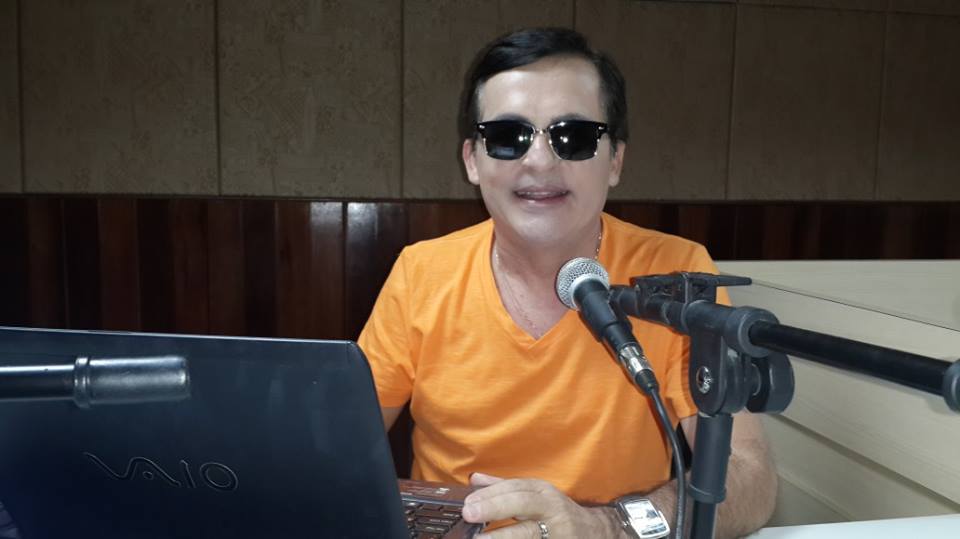 robson camisa amarela e oculos