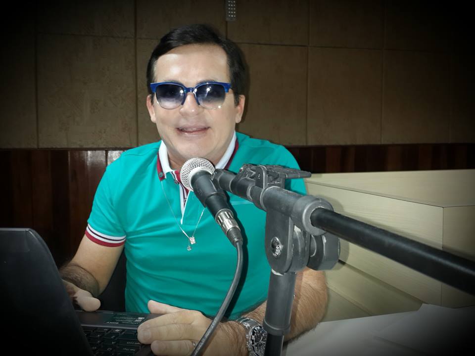 robson camisa azul e oculos boa