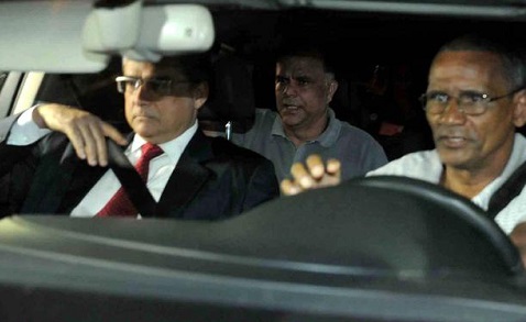 Marcos ValÃ©rio (empresÃ¡rio, ao fundo), se entrega na PF em Belo Horizonte. 