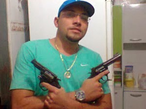 Suspeito de assalto a Correios de Tenente Laurentino Cruz, no RN, exibe armas (Foto: Divulgação/PM)