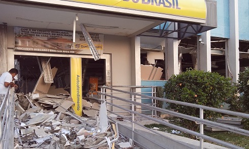 Entrada da agÃªncia destruÃ­da por assaltantes no dia 12 de novembro