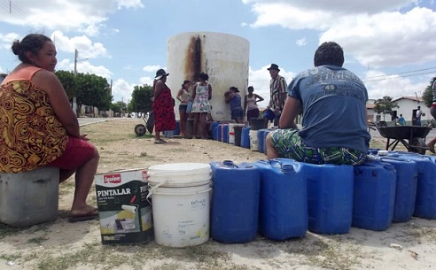 Moradores de Ipueira precisam fazer fila para conseguir água (Foto: Anderson Barbosa/G1)