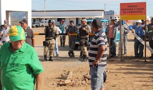 Comunidade de Barra de Santana acampou em frente ao canteiro de obras