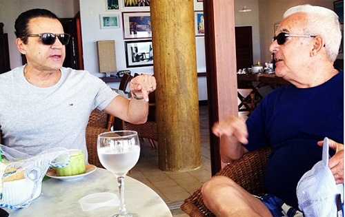 Em casa de praia, Henrique conversa com o ex-ministro Fernando Bezerra.