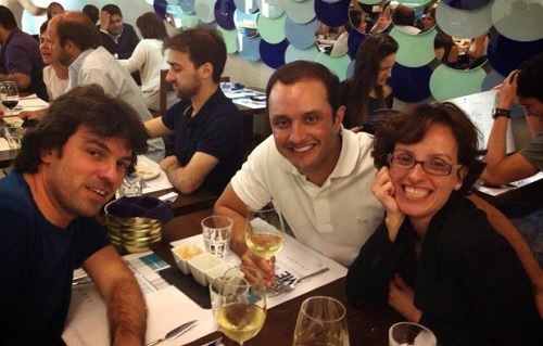 Foto postada por Darlan Penido, amigo de infÃ¢ncia dos irmÃ£os, no Ãºltimo encontro que tiveram em Portugal; Ã  esquerda, Marcelo Santos, no meio Darlan e ao seu lado, Ã  direita, Carla Santos