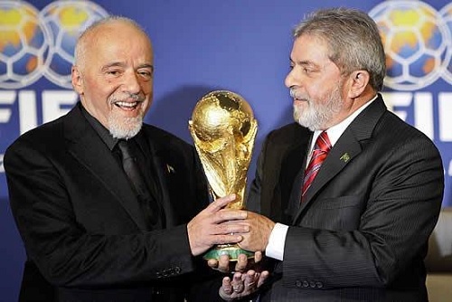 Paulo Coelho ao lado do ex-presidente Lula, em 2007