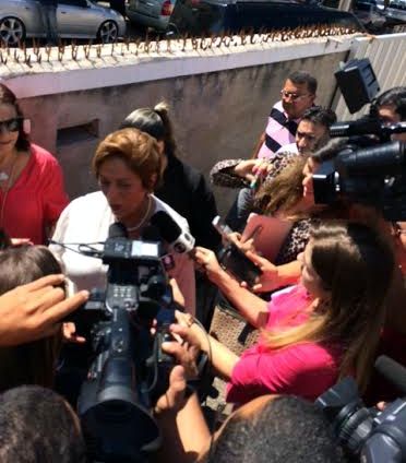 Rosalba fala aos jornalista após deixar reunião do DEM
