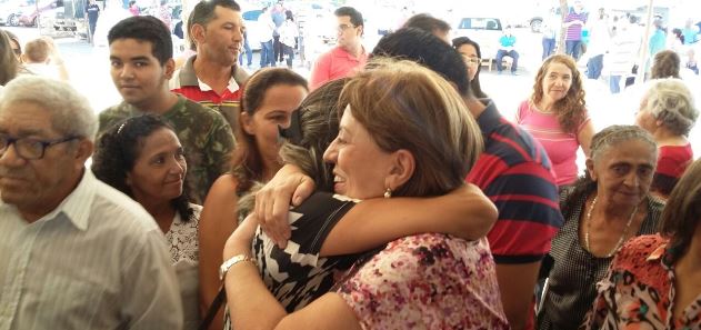 Rosalba-abraça-popular