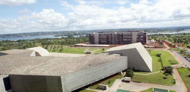 midia-indoor-politica-cotidiano-superior-tribunal-de-justica-stj-em-brasilia-com-nova-sede-construida-ao-fundo-midia-indoor-1392323063682_615x300