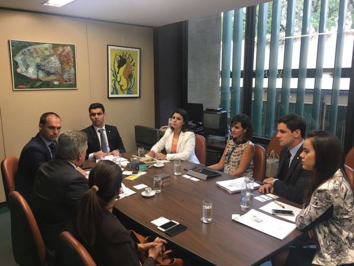 Reunião sobre internet fixa