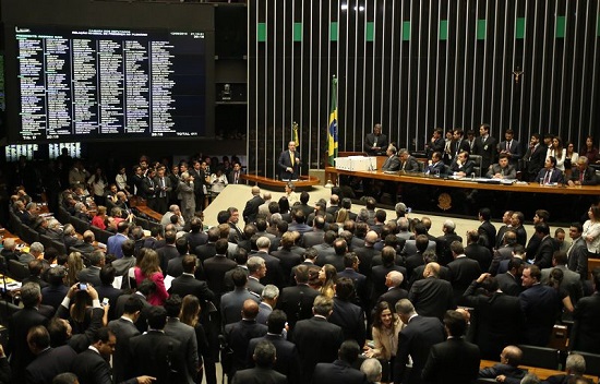 Brasília - Eduardo Cunha faz sua defesa no plenário da Câmara dos Deputados antes de iniciar a votação de sua cassação (Fabio Rodrigues Pozzebom/Agência Brasil)