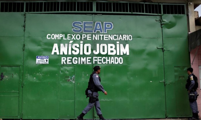 63596485_Riot-police-walks-past-the-main-entrance-of-Anisio-Jobim-prison-in-Manaus-Brazil-Januar
