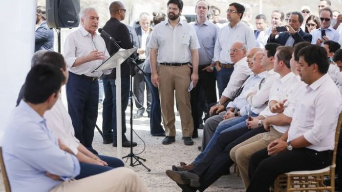 Presidente-Michel-Temer-durante-assinatura-de-acordos-para-execução-de-obras-na-Barragem-de-Jucazinho-777x437