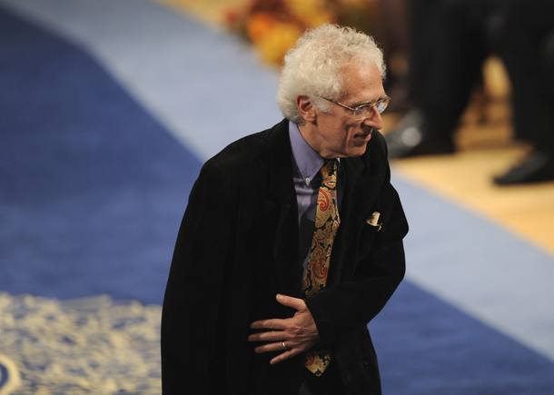 Tzvetan Todorov acknowledges the applause after receiving the 2008 Prince of Asturias Award for Social Sciences from Spain's Crown Prince Felipe during a ceremony at Campoamor theatre in Oviedo, northern Spain, October 24, 2008. REUTERS/Eloy Alonso (SPAIN)