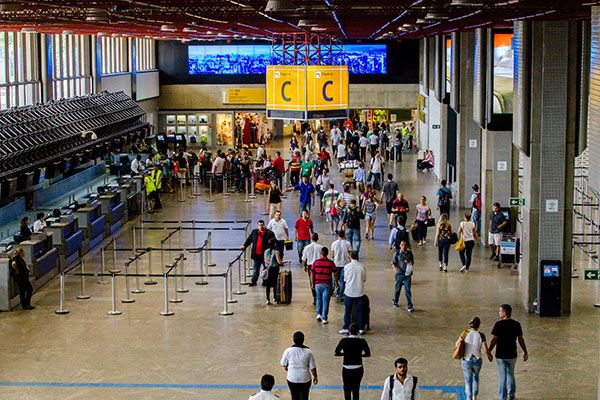 GUARULHOS, SP, 05.02.2016: AEROPORTO-SP - Movimentação de passageiros no Aeroporto Internacional de São Paulo/Guarulhos - Governador André Franco Montoro, na tarde desta sexta-feira (5), em Guarulhos (SP), véspera de feriado de carnaval. (Foto: Gero/Folhapress)