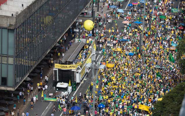 SÃO PAULO, SP, 26.03.2017: Protesto do MBL e do Vem Pra Rua na avenida Paulista, em apoio a Lava Jato. Foto: Diego Padgurschi/Folhapress
