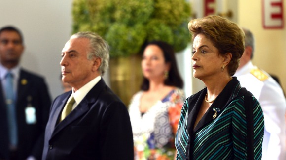 Brasília - A presidenta Dilma Rousseff e o vice-presidente, Michel Temer, participam da solenidade onde recebem os cumprimentos de oficiais-generais no Clube do Exército (Antonio Cruz/Agência Brasil)