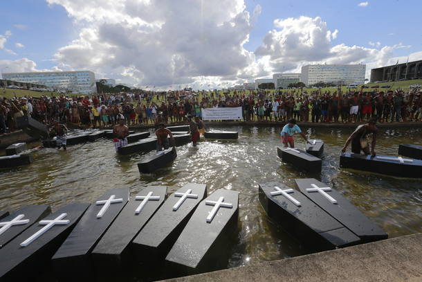 _61U0469.JPG BRASILIA DF BSB 25/04/2017 POLITICA PROTESTO INDIGENAS - Protesto de indigenas em frente ao Congresso Nacional acaba com em confronto entre indios e a policia que reprimiu a manifestacao com bombas de gas lacrimogeneo apos eles tentarem invadir o predio do Congresso. FOTO DIDA SAMPAIO / ESTADÃO