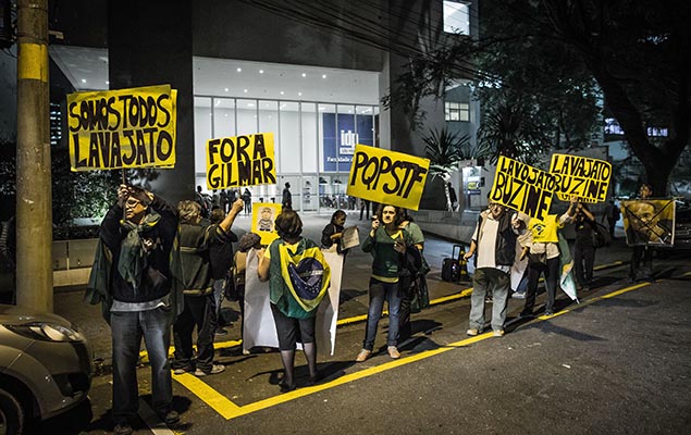 SÃO PAULO, SP, 08.05.2017: GILMAR-MENDES -  Grupo protesta contra o ministro Gilmar Mendes em frente à filial paulista do IDP (Instituto de Direito Público), na Bela Vista, em São Paulo, nesta segunda-feira. (Foto: Bruno Santos/Folhapress)